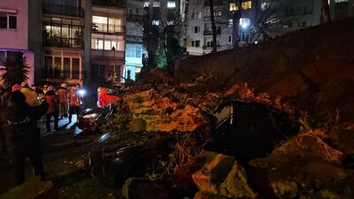 İstinat duvarı çöktü: 8 araç hurdaya döndü