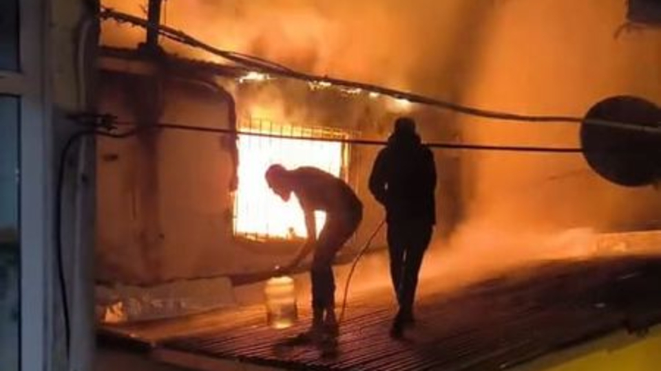 Gecekondu yangınına damacanalı müdahale