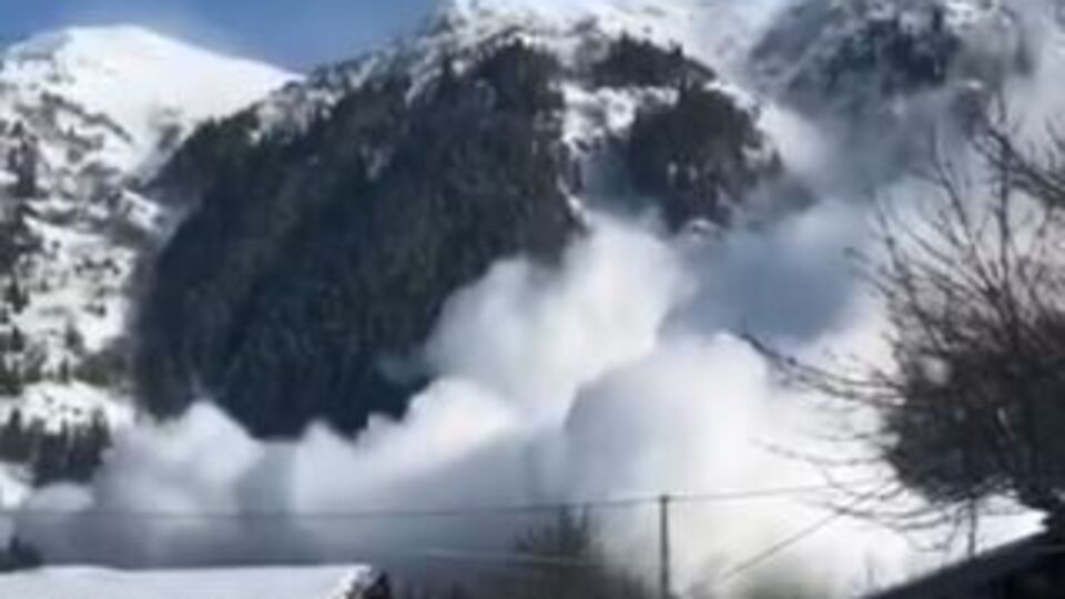 Artvin'de çığ düşme anı kamerada