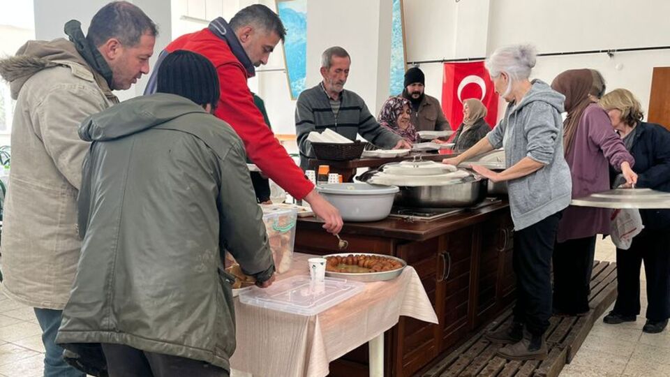 Köyü ziyaret edenlere ücretsiz yemek