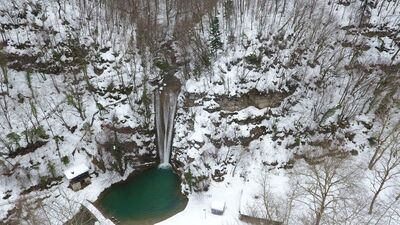 Karla kaplanan Erfelek Şelaleleri büyüledi