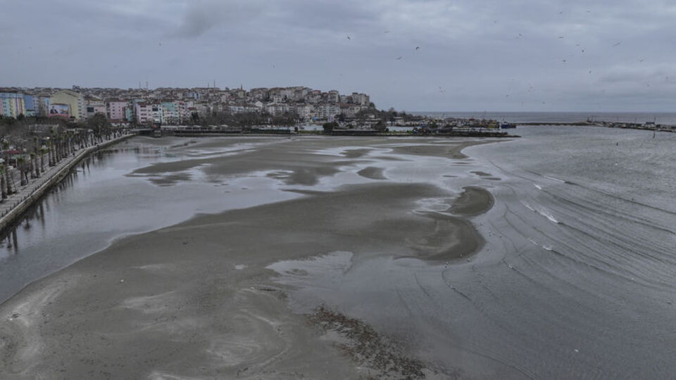 Silivri'de deniz suyu çekildi