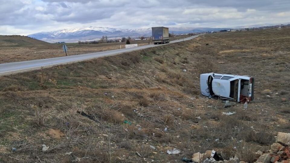 Otomobil şarampole devrildi: 5 yaralı