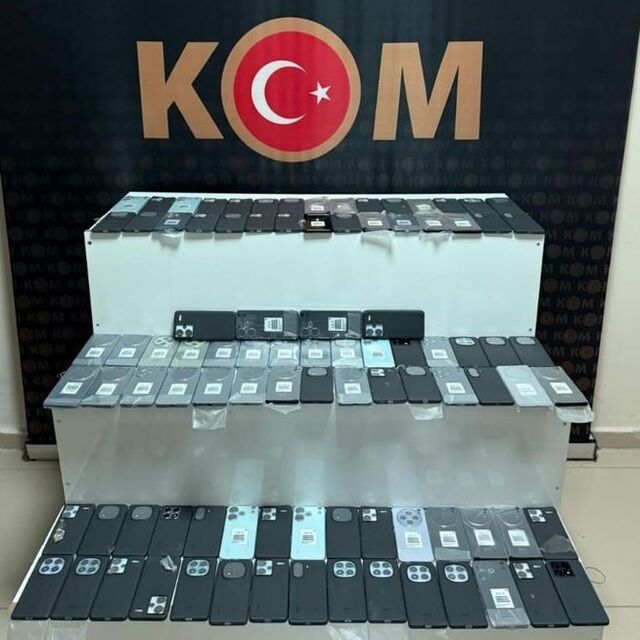 Araçtan 94 kaçak cep telefonu çıktı