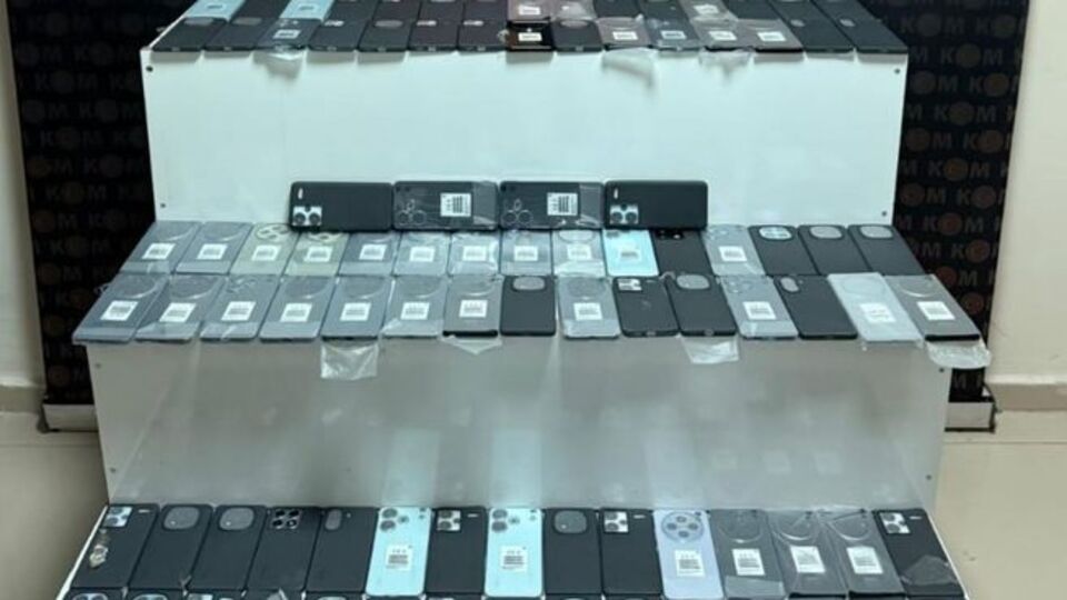 Araçtan 94 kaçak cep telefonu çıktı