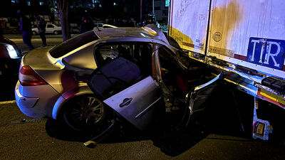 Otomobil TIR'a arkadan çarptı: 3 yaralı