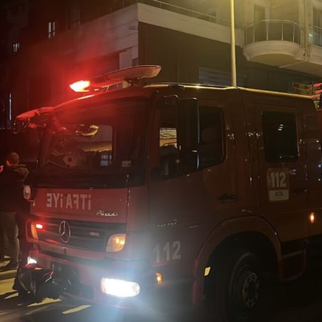 Kafedeki yangında 2 çalışan dumandan etkilendi