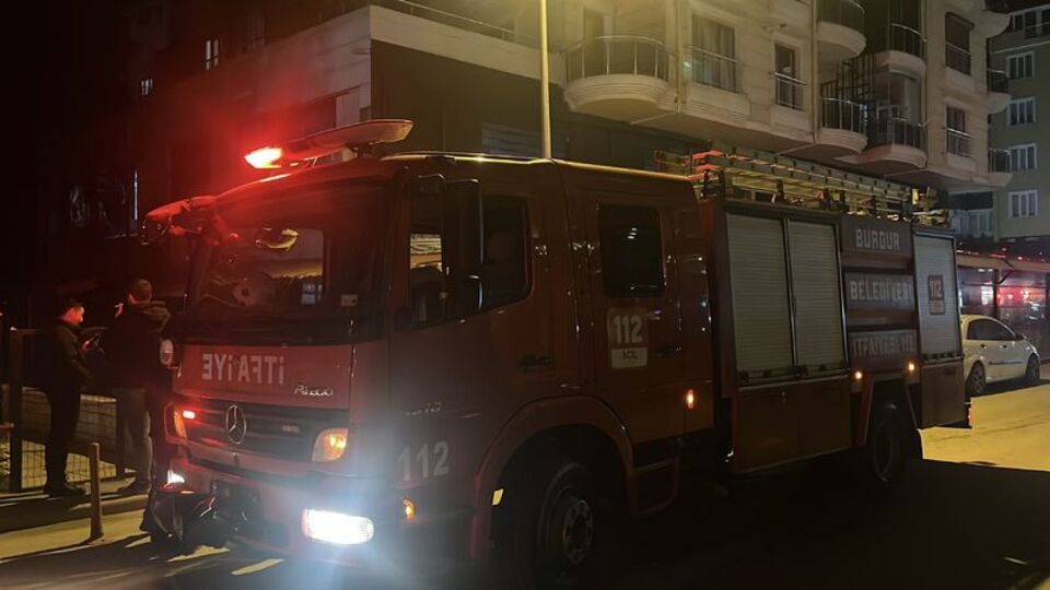 Kafedeki yangında 2 çalışan dumandan etkilendi