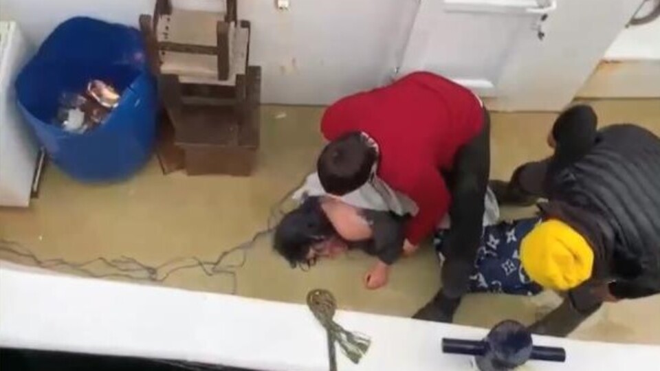 Köprüden denize düşen kadını balıkçılar kurtardı!