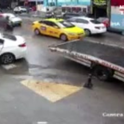 Aynasını kıran motokuryenin üzerine aracını sürdü