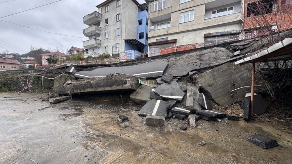 Zonguldak'ta mahalle yolunda çökme