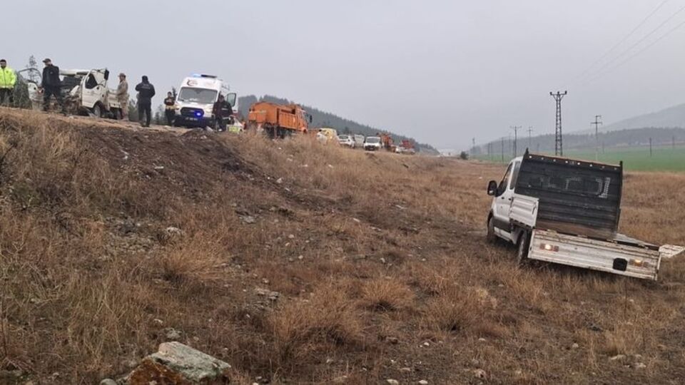 İki kamyonet çarpıştı: 1 ölü, 1 yaralı