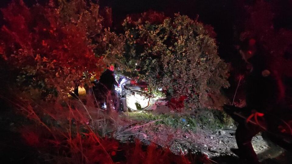 İki otomobil çarpıştı: 2'si ağır 3 yaralı