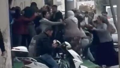 Sokak ortasında taşlı sopalı kavga kamerada