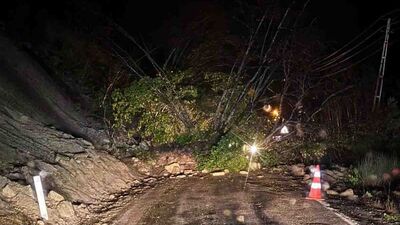 Kastamonu'da heyelan, sahil yolunu ulaşıma kapattı