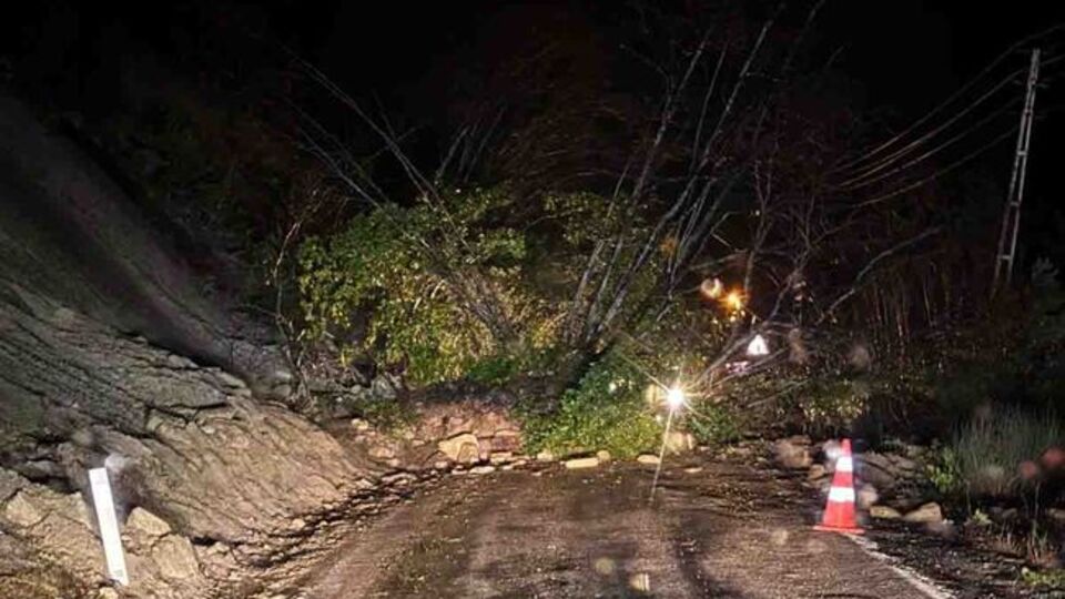 Kastamonu'da heyelan, sahil yolunu ulaşıma kapattı