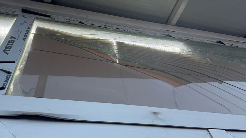 Berber dükkanı taşlandı! O anlar kamerada