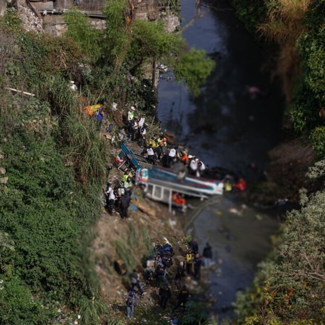 Guatemala'da yolcu otobüsü köprüden düştü: 51 ölü