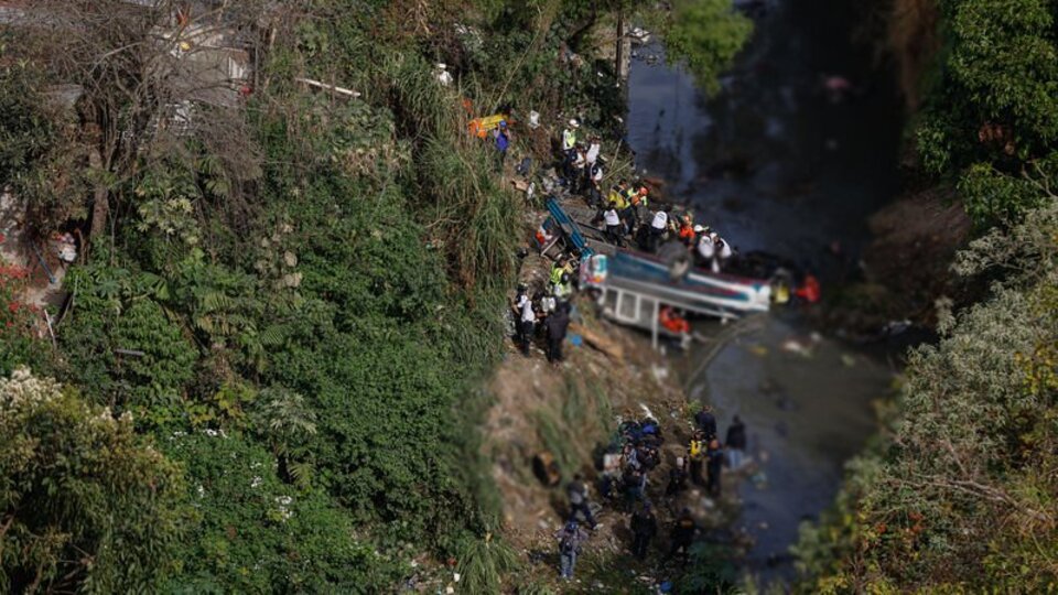 Guatemala'da yolcu otobüsü köprüden düştü: 51 ölü