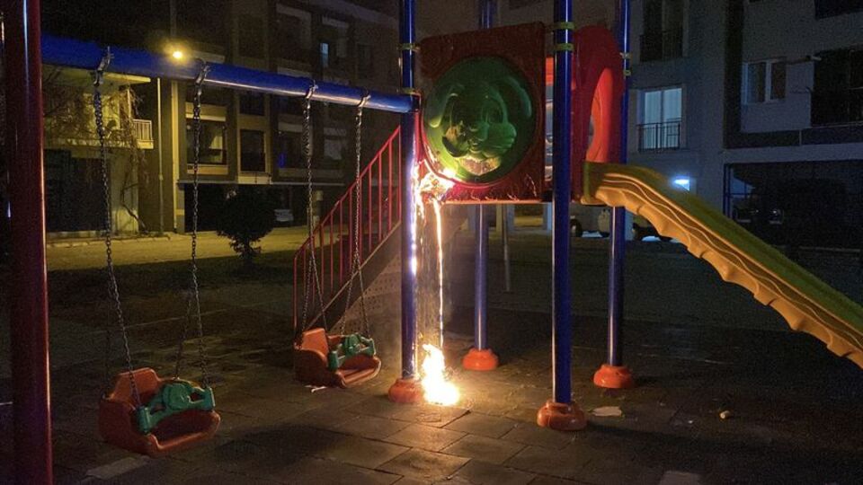 Oyun parkındaki kaydırağı yaktılar