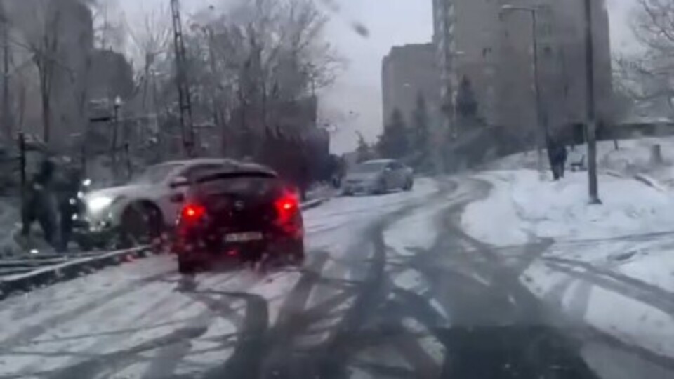 Kayan otomobil 2 öğretmene çarptı!