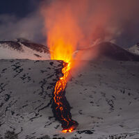 Etna Yanardağı'nda lav akışı sürüyor