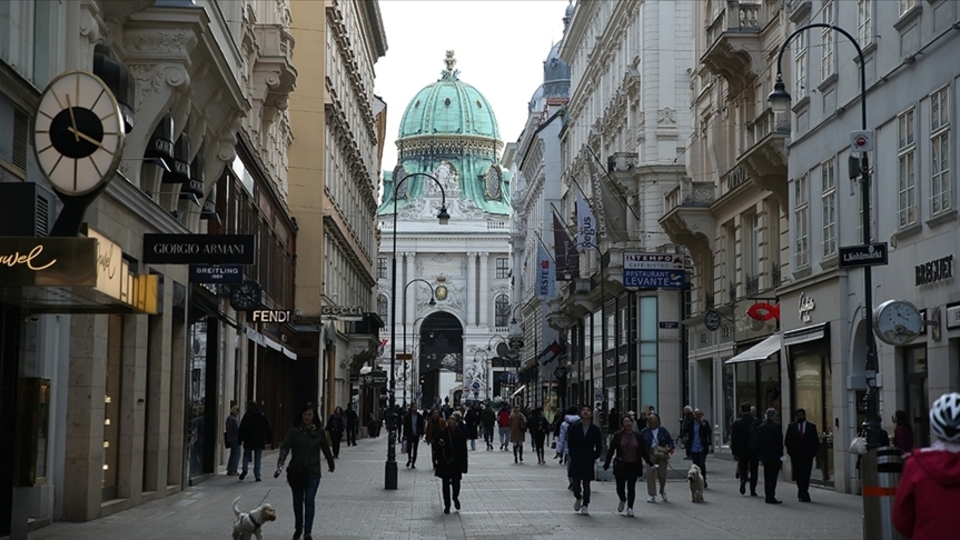Avusturya'da 14 yaş altına başörtü yasağı yolda