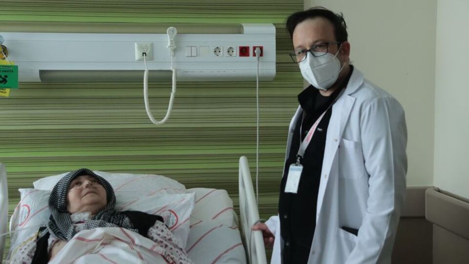 Yapay akciğer ve kalp cihazı ile hayata tutundu