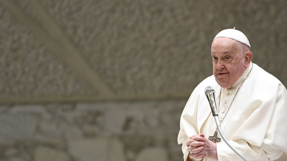 Papa konuşmasını yine yapamadı