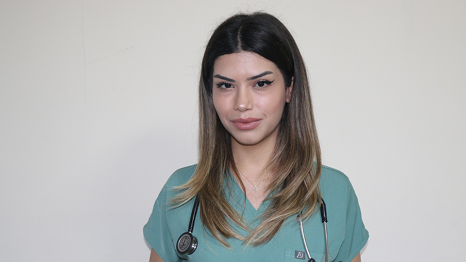 Anne ve babasının çalıştığı hastaneye atandı