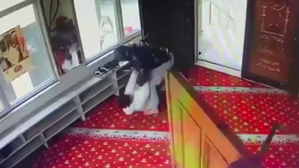 Camideki makasla yaralama anı kamerada