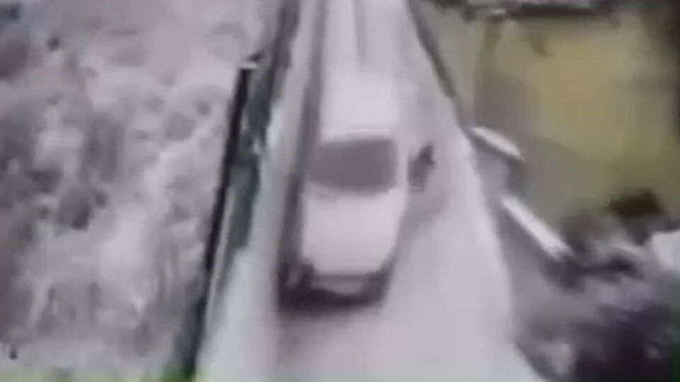 Kayan araçtan sürücü atladı! O anlar kamerada