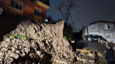 Beykoz'da istinat duvarı çöktü: 2 katlı bina boşaltıldı