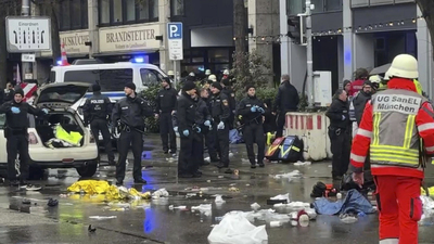 Münih'te bir araç kalabalığa daldı