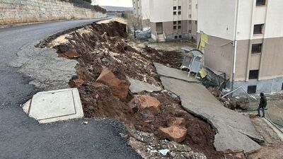 Okulda panik anları! İstinat duvarı yıkıldı