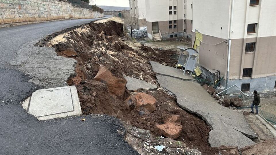 Okulda panik anları! İstinat duvarı yıkıldı