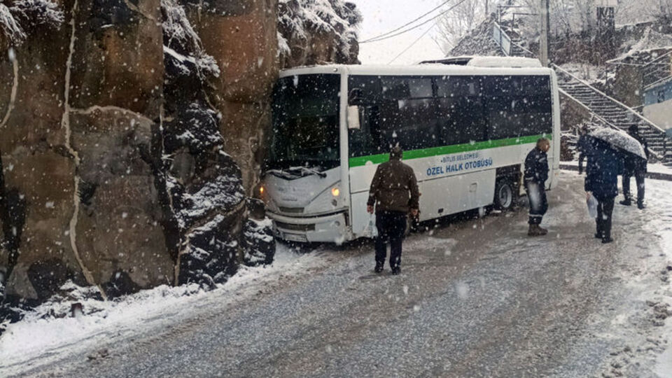 Halk otobüsü duvara çarptı: 4 yaralı