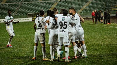 Sakaryaspor tek attı üç aldı!