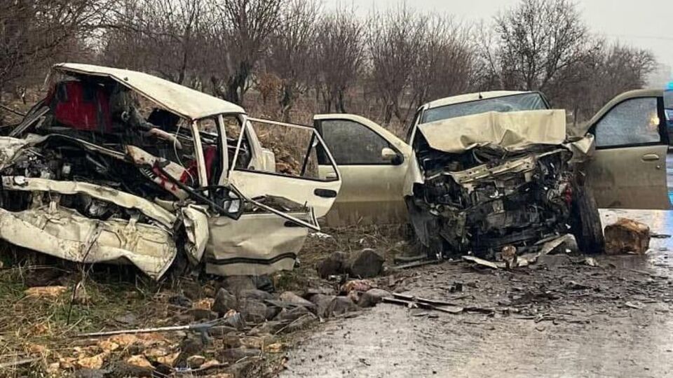 İki otomobil çarpıştı: 4 ölü, 6 yaralı