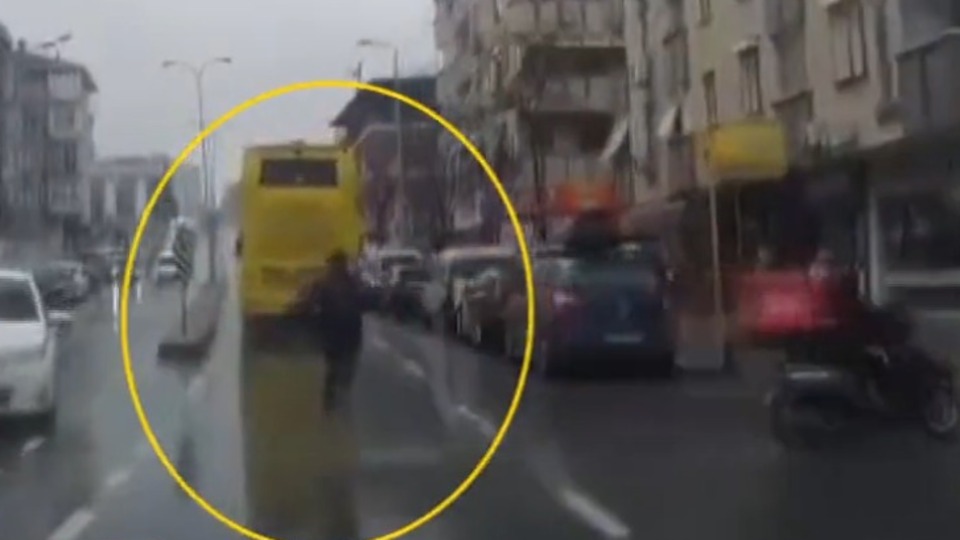 Yoldan geçeni taşladı!