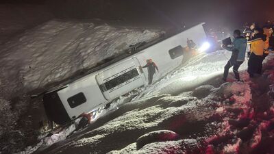 Yolcu otobüsü devrildi! Ölü ve yaralılar var