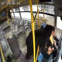  Sürücü fenalaştı, otobüsü yolcu durdurdu