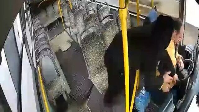 Sürücü fenalaştı, otobüsü yolcu durdurdu