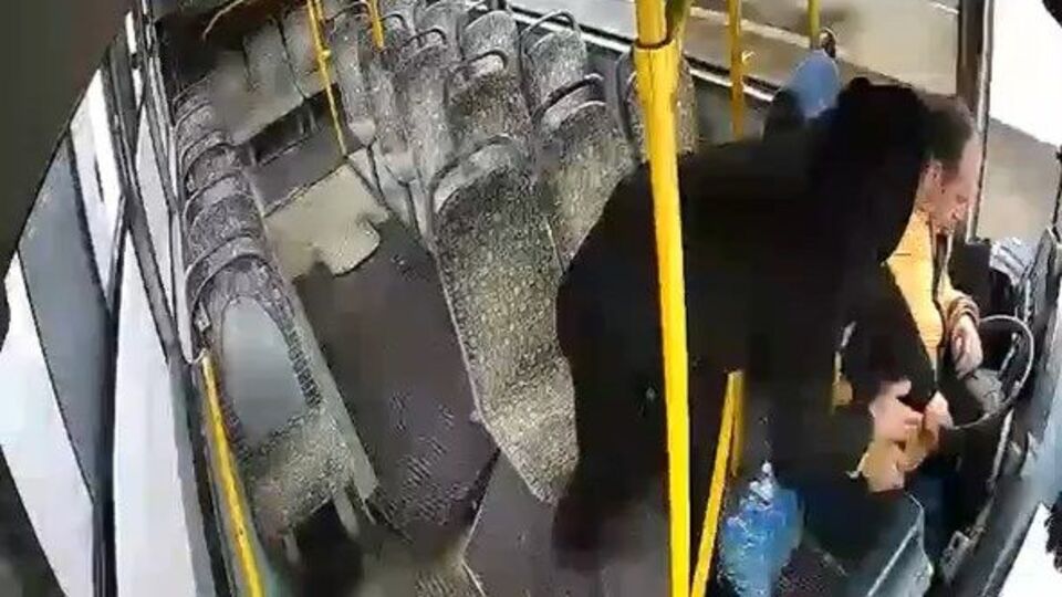 Sürücü fenalaştı, otobüsü yolcu durdurdu