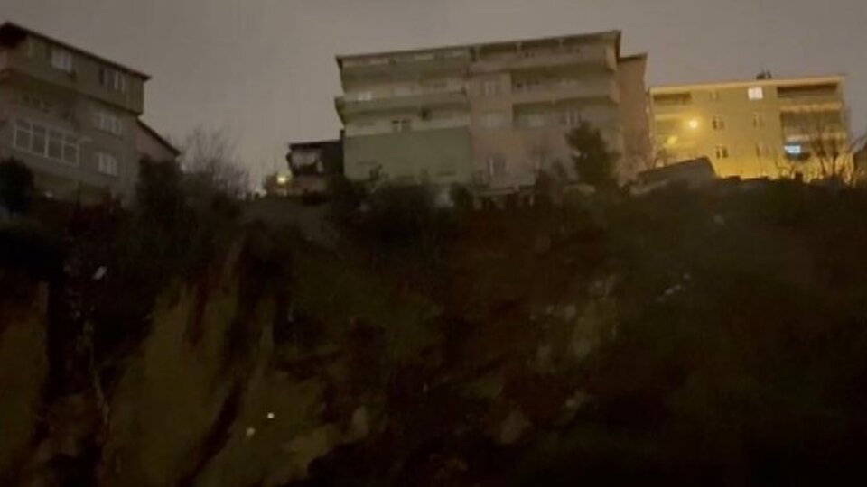Üsküdar'da toprak kayması: 2 bina boşaltıldı