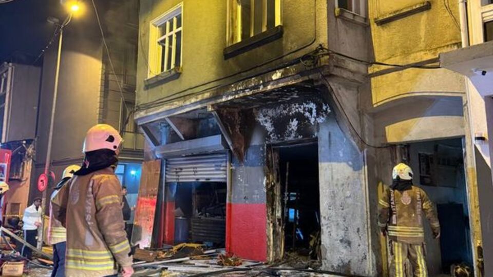 Beyoğlu'nda 3 katlı binada yangın paniği