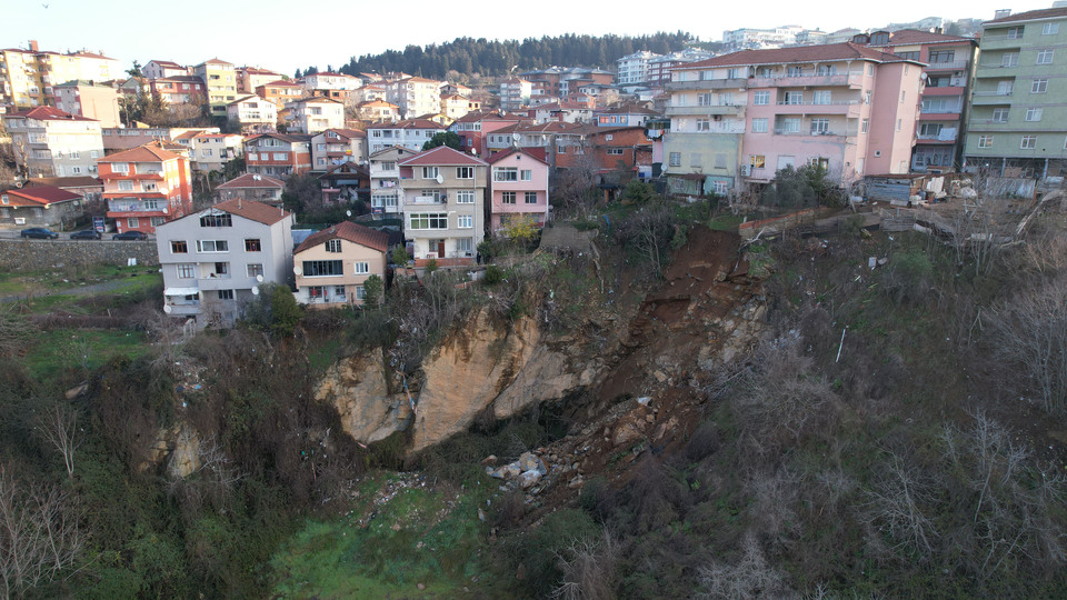 Üsküdar'da facia kıl payı! 2 bina tahliye edildi!