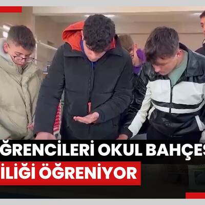 Lise öğrencileri okul bahçesinde çiftçiliği öğreniyor