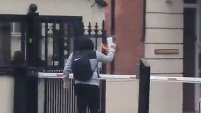 Londra'daki Türk konsolosluğu önünde Kur'an provokasyonu