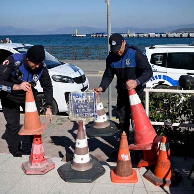 Kuşadası'nda kaldırım işgali denetimi